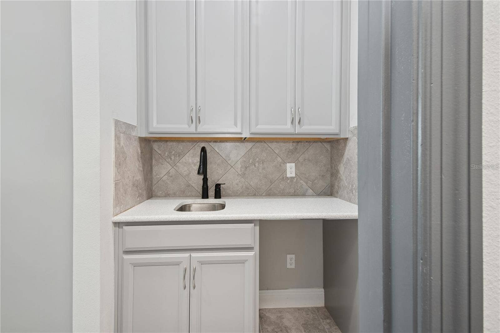 7031 BILLIE COURT, Winter Garden, FL 34787 Butlers pantry/wet bar area