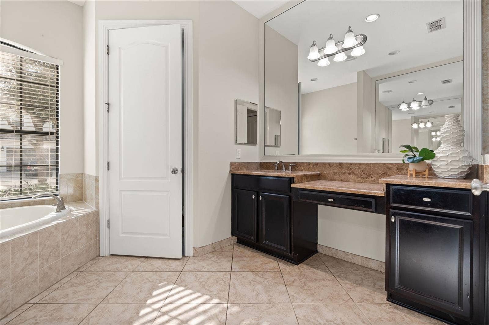1260 BELLA VISTA CIRCLE, Longwood, FL 32779 Downstairs Primary bathroom. 2 separate vanities, soaking tub, private wash closet and walk in shower