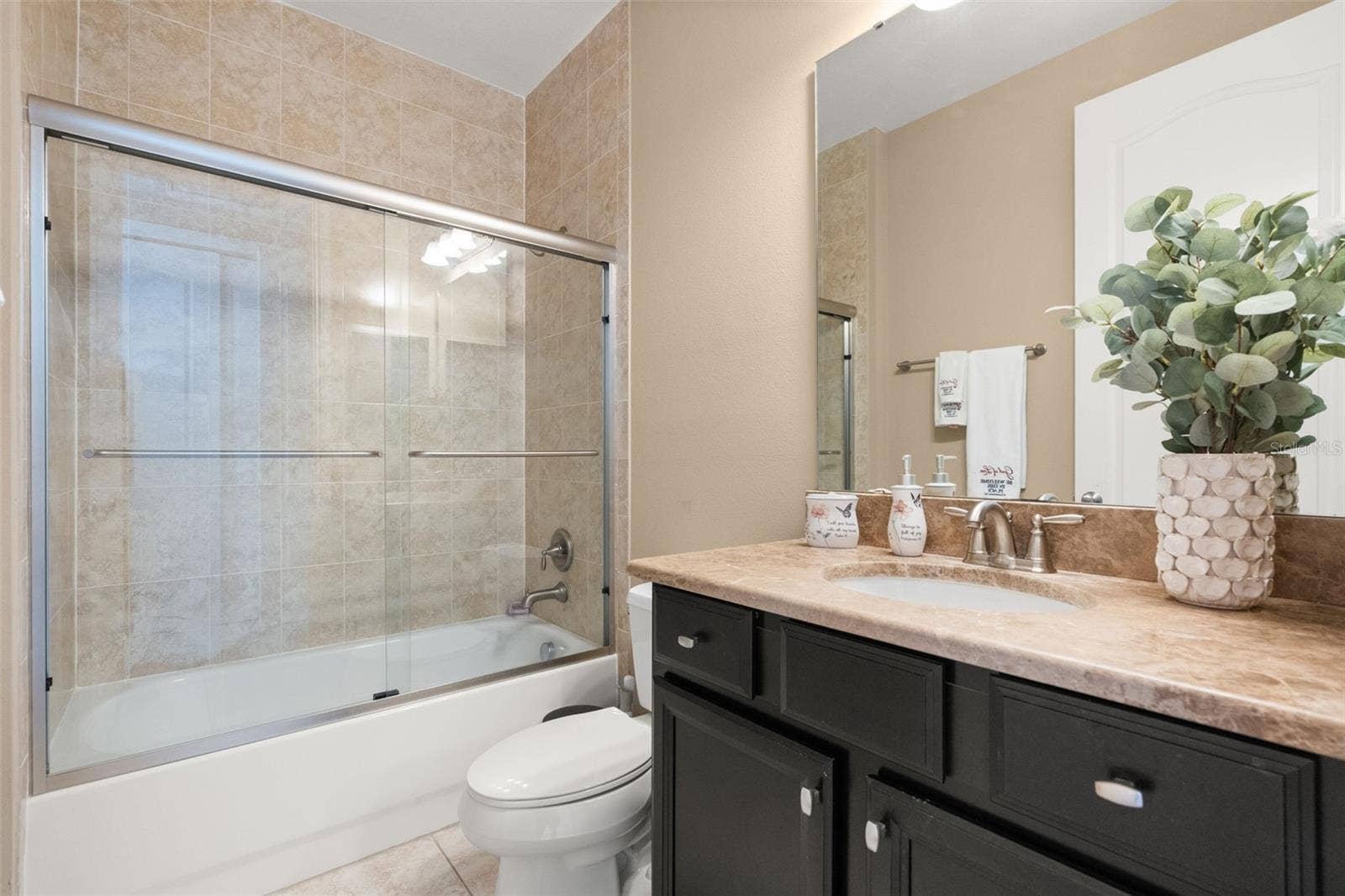 1260 BELLA VISTA CIRCLE, Longwood, FL 32779 Ensuite bathroom attached to upstairs guest bedroom