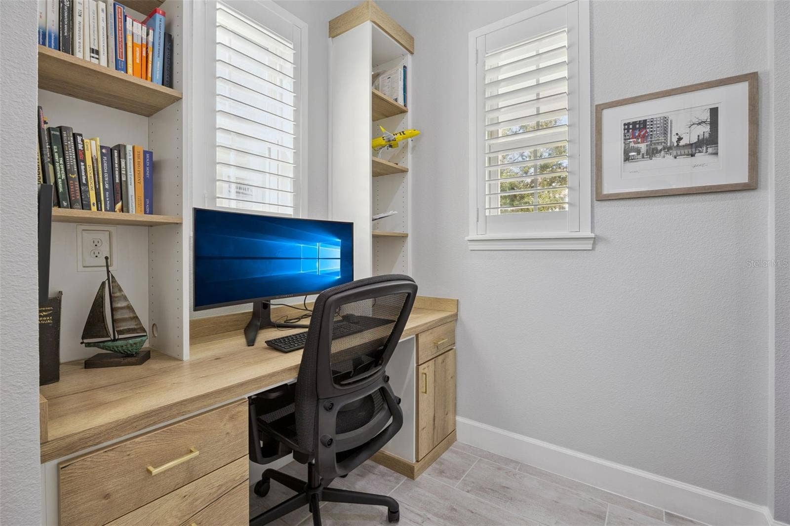 1021 HUNTSPOINT STREET, Winter Garden, FL 34787 Built-In Desk Near Kitchen