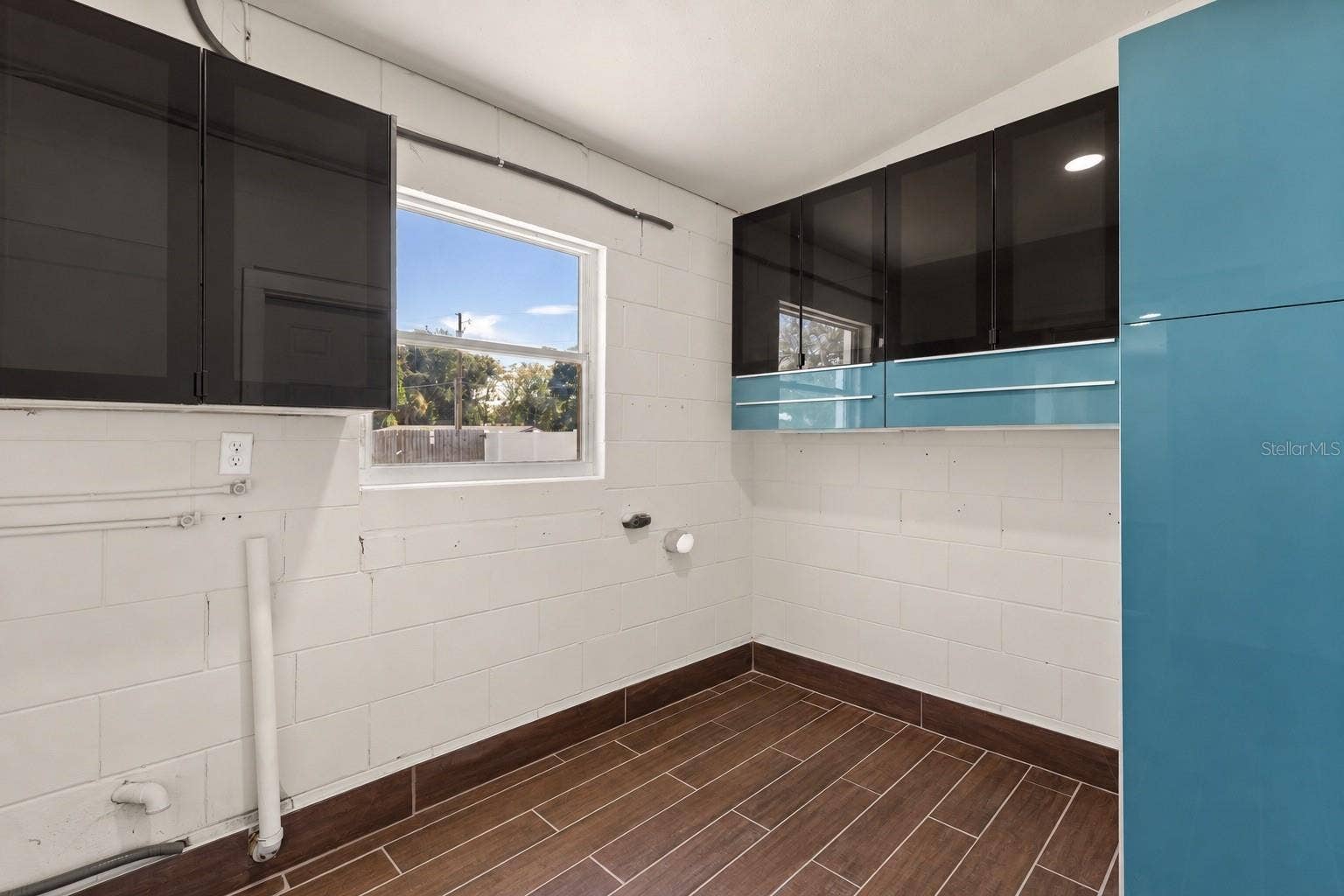 Laundry room connected to kitchen