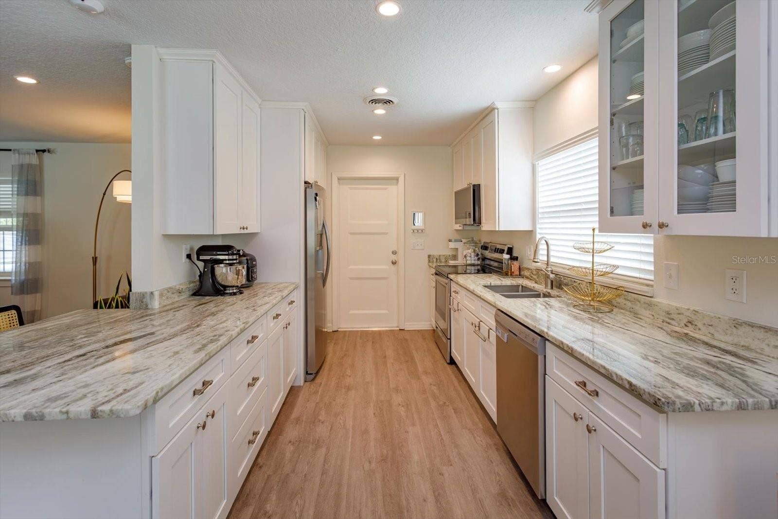 2322 WOODCREST DRIVE, Winter Park, FL 32792 Beautifully upgraded 9 x 13 kitchen with shaker cabinets and stone countertops