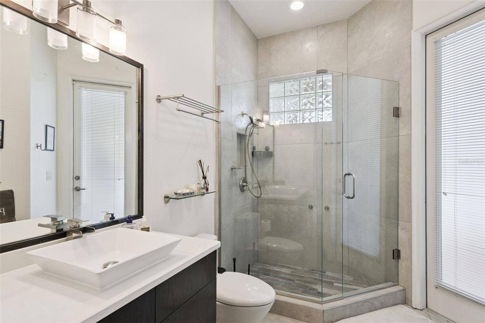 3832 HUNTERS ISLE DRIVE, Orlando, FL 32837 Pool Bath.