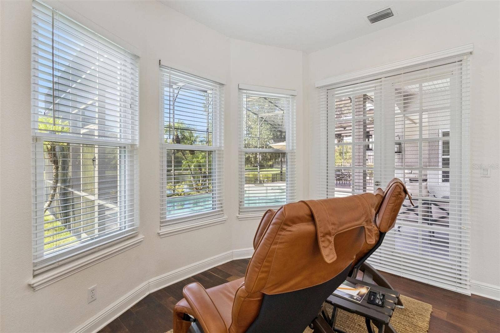 3832 HUNTERS ISLE DRIVE, Orlando, FL 32837 Sitting Area in Primary Suite.