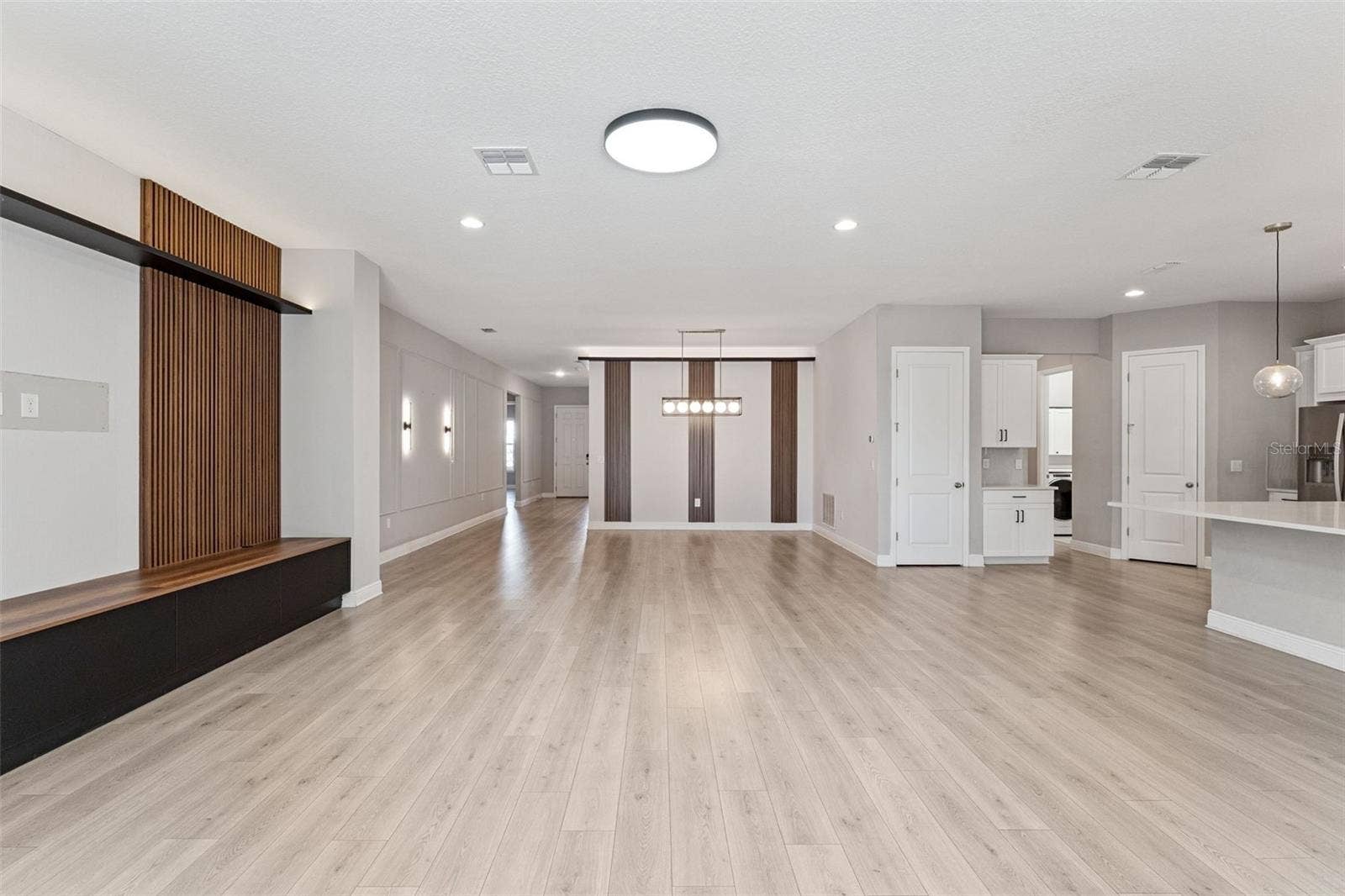 19058 PLANETREE STREET, Orlando, FL 32827 Bright and open living area with plenty of natural light.