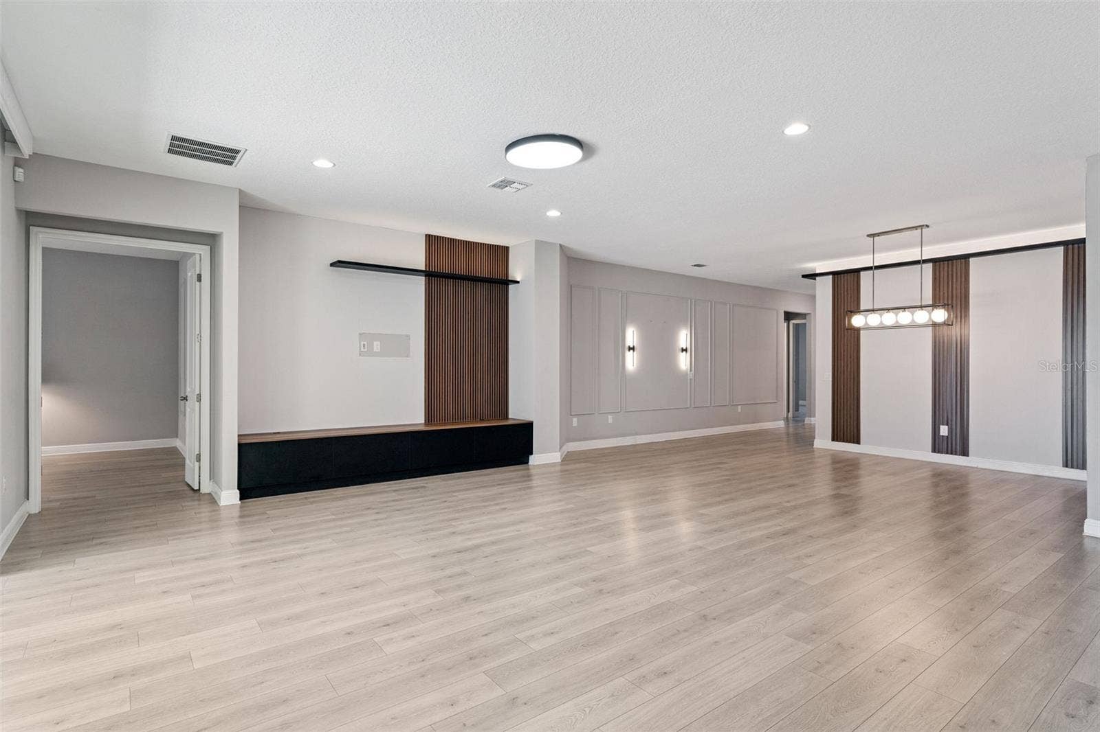 19058 PLANETREE STREET, Orlando, FL 32827 Spacious living room offering endless possibilities for your lifestyle.
