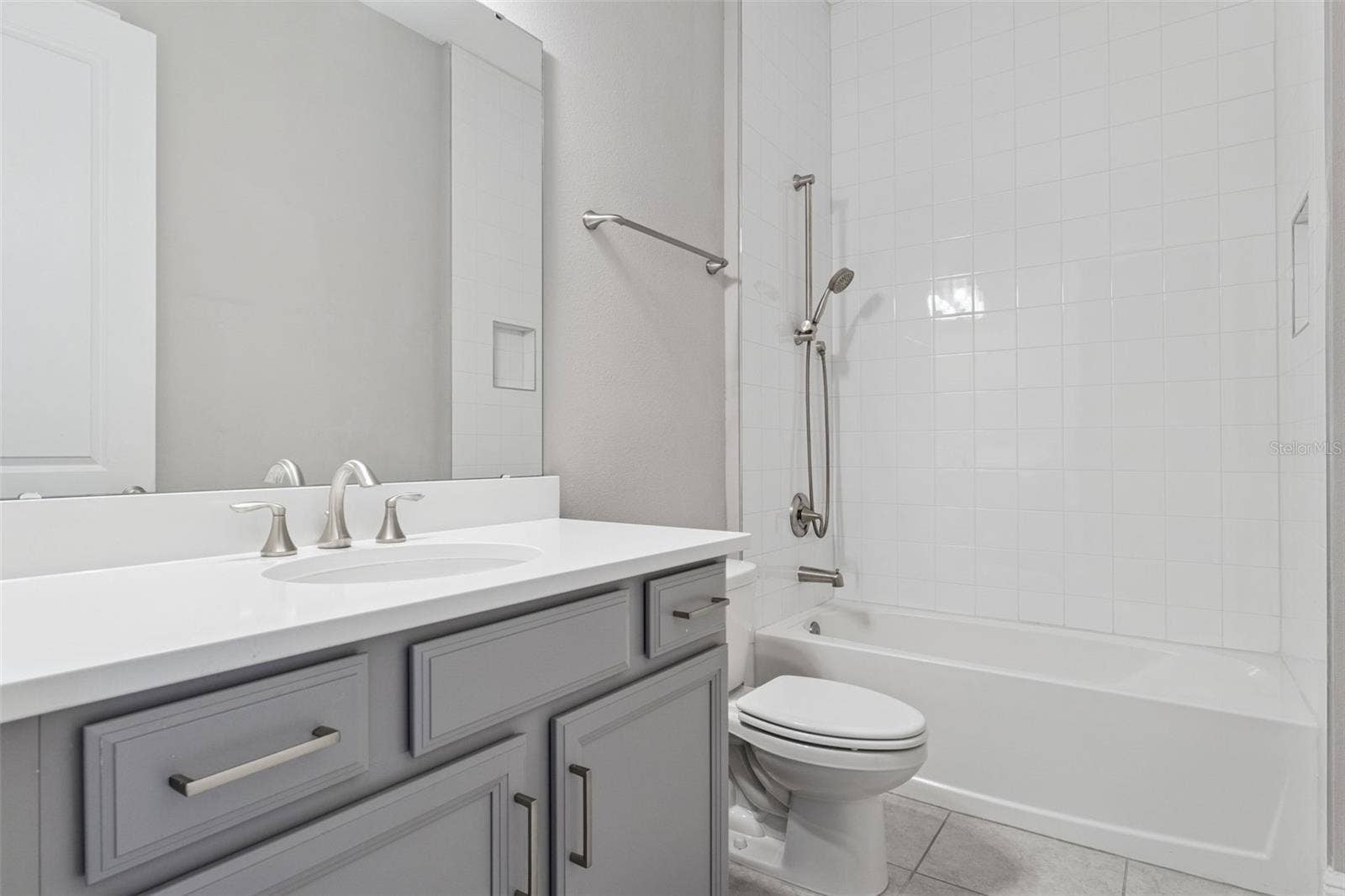 19058 PLANETREE STREET, Orlando, FL 32827 Additional full bathroom with modern finishes and tub/shower combination.