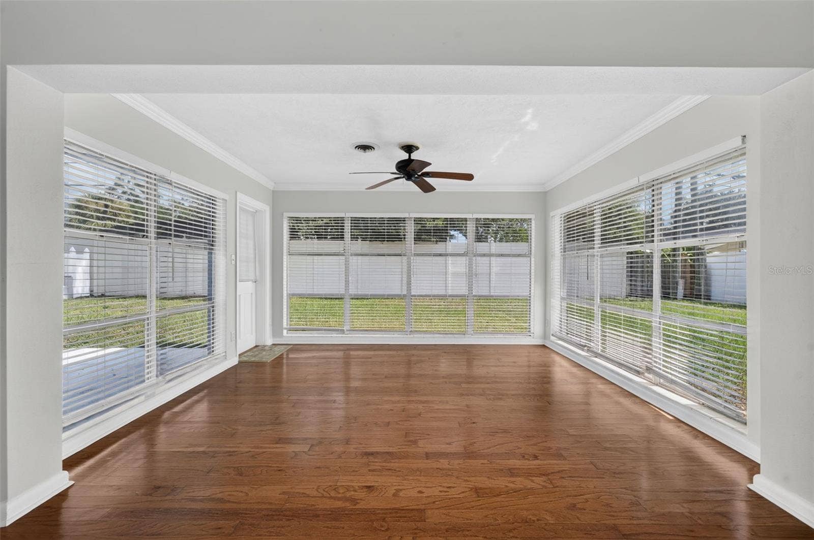 200 SENECA TRAIL, Maitland, FL 32751 Florida Room Light-filled Florida room with hardwood floors and expansive windows overlooking the backyard.