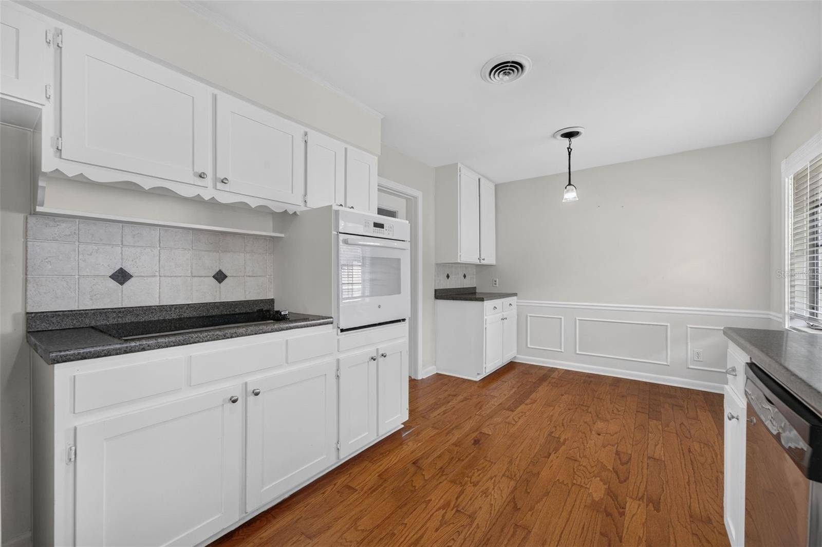 200 SENECA TRAIL, Maitland, FL 32751 Eat-In Kitchen Eat-in nook provides casual dining space and convenient access to the garage for bringing in groceries.