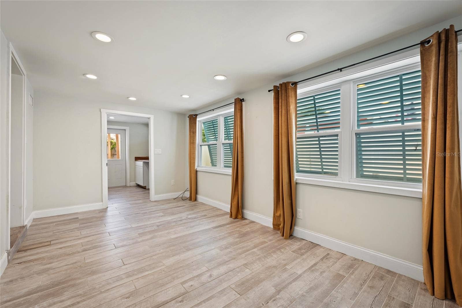118 ROBERTA ROAD, Ormond Beach, FL 32176 LIVING ROOM