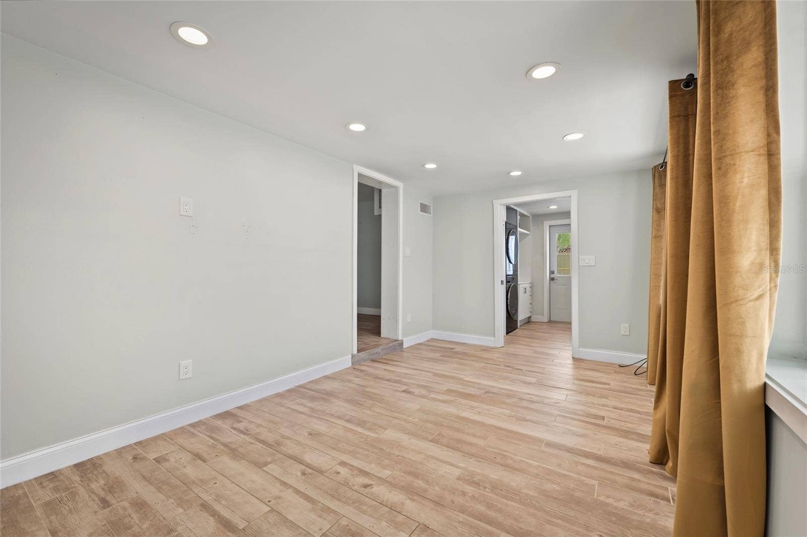 118 ROBERTA ROAD, Ormond Beach, FL 32176 LIVING ROOM
