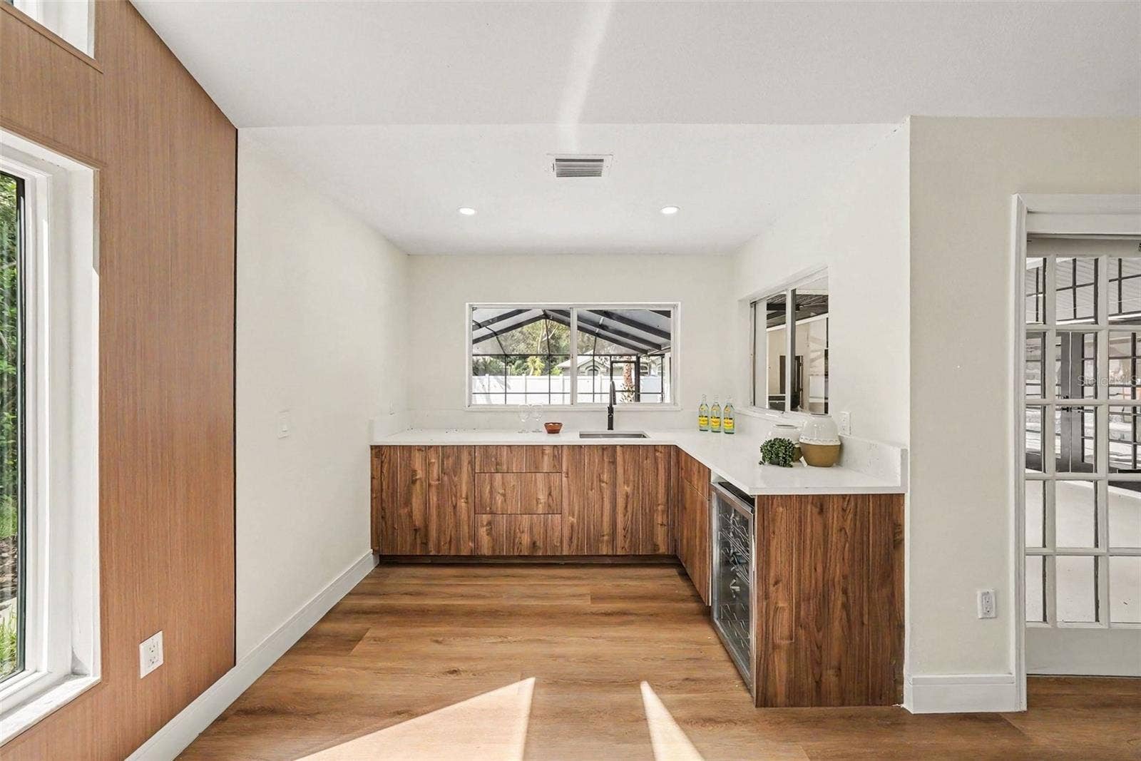 4901 HALLSTEAD WAY, Tampa, FL 33647 Wet Bar