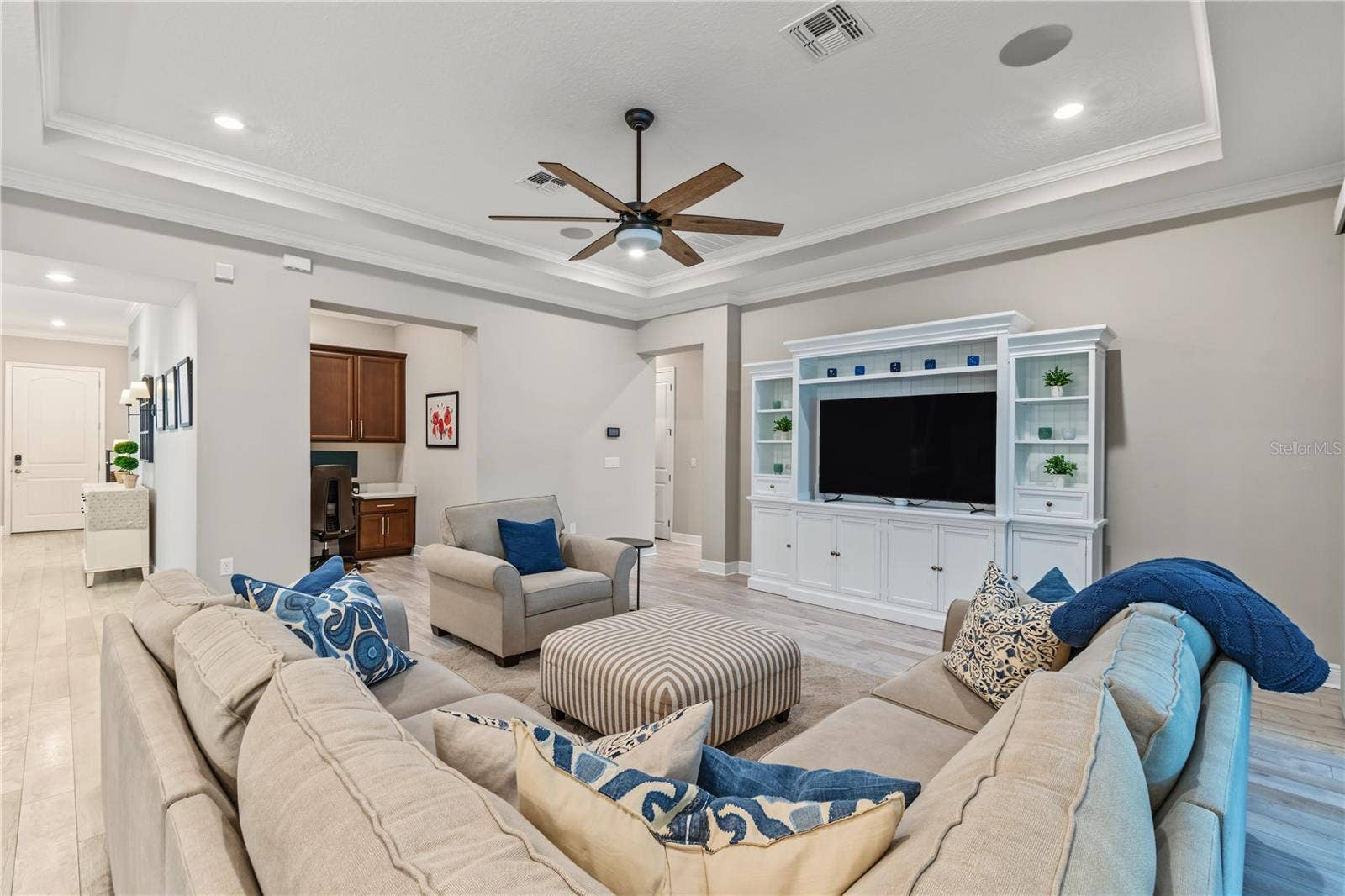 8037 LUDINGTON CIRCLE, Orlando, FL 32836 8037 LUDINGTON CIRCLE, Orlando, FL 32836