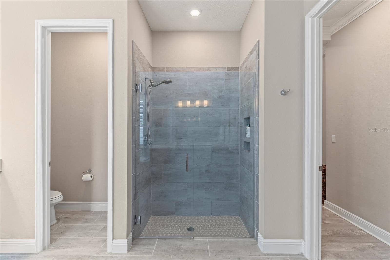 8037 LUDINGTON CIRCLE, Orlando, FL 32836 8037 LUDINGTON CIRCLE, Orlando, FL 32836