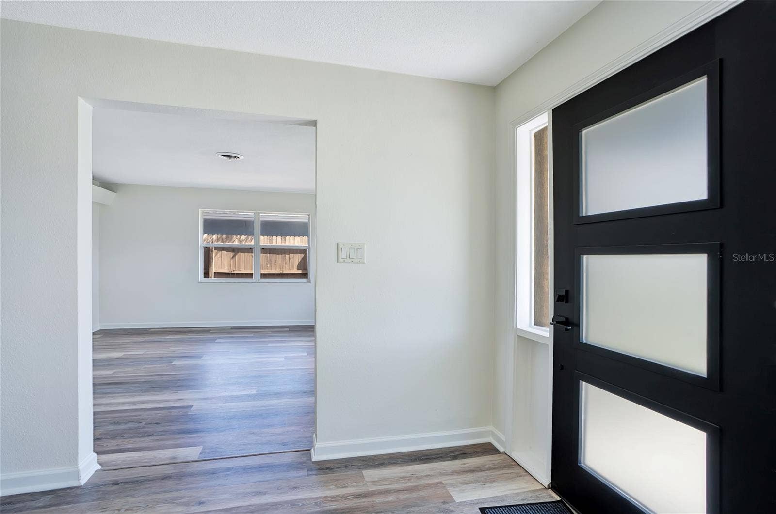 4415 HAYLOCK DRIVE, Orlando, FL 32807 Foyer leading to the living room