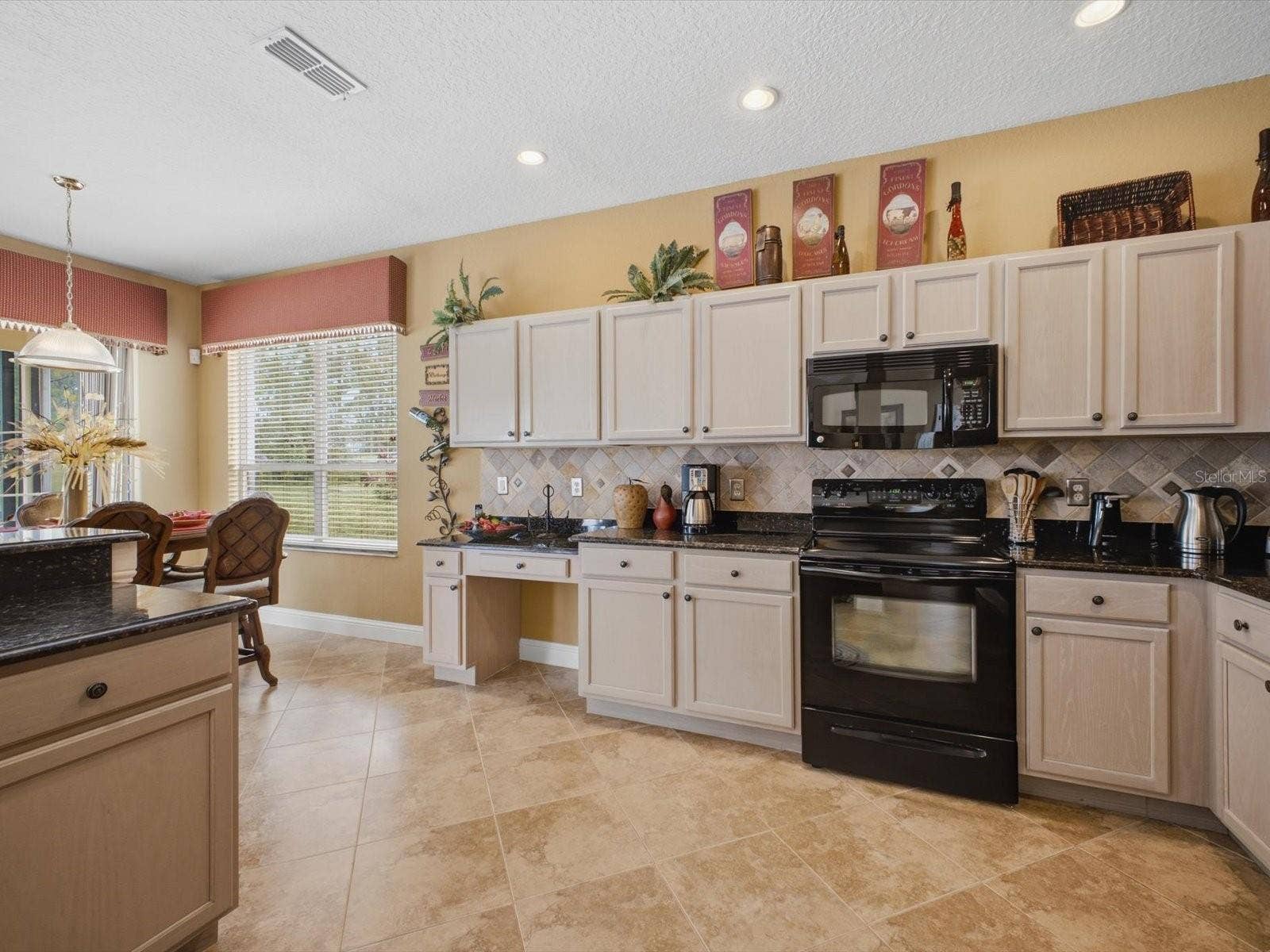 209 N HAMPTON DR, Davenport, FL 33897 209 N HAMPTON DR, Davenport, FL 33897