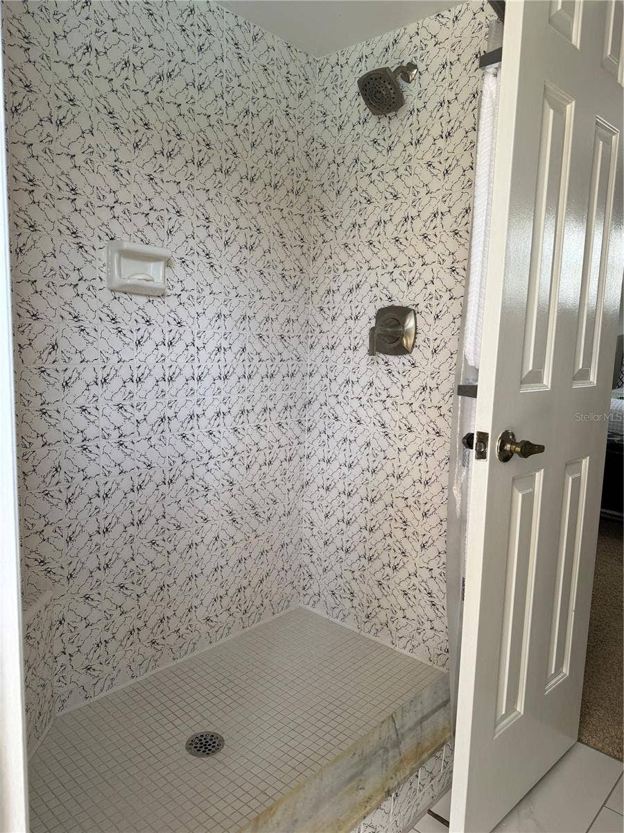 1114 WALD ROAD, Orlando, FL 32806 Ensute shower