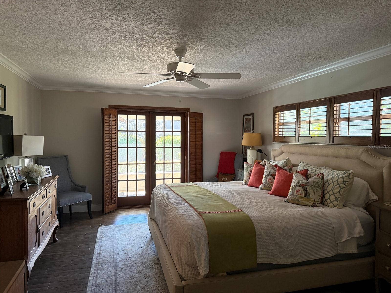 1114 WALD ROAD, Orlando, FL 32806 Primary bedroom with french doors to screened porch and pool