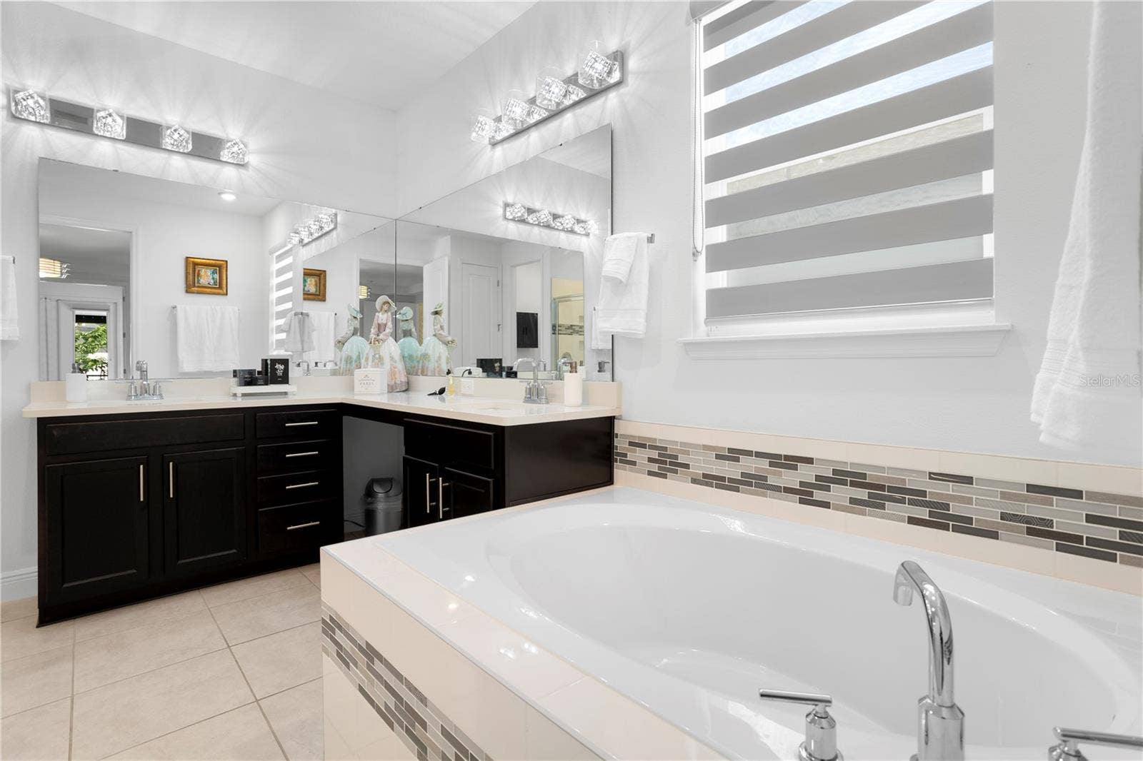 2052 WOOD THRUSH LANE, Winter Park, FL 32792 Dual sinks and soaker tub