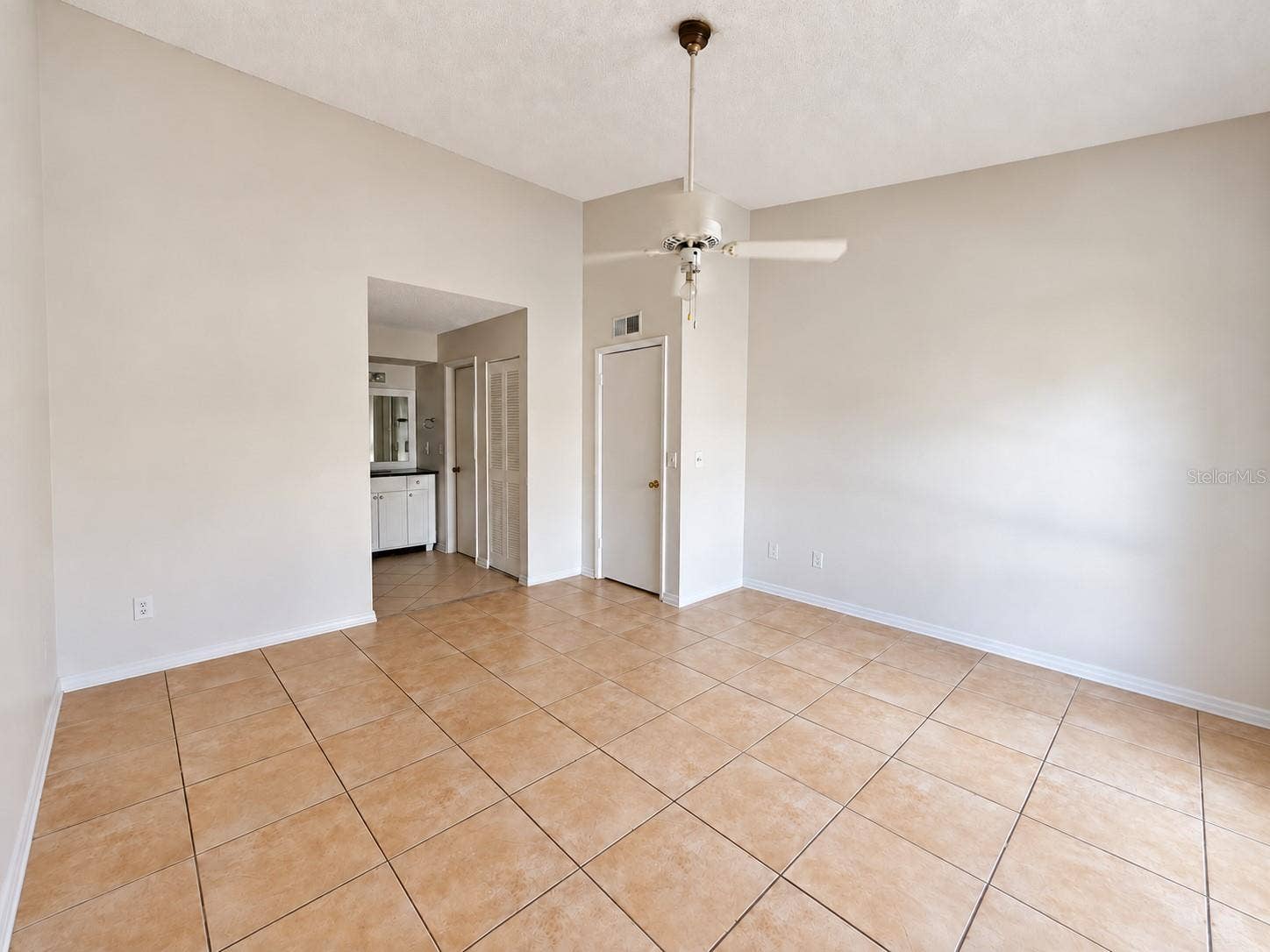 2527 CITRUS CLUB LANE, #3904, Orlando, FL 32839 Primary bedroom with linen closet.