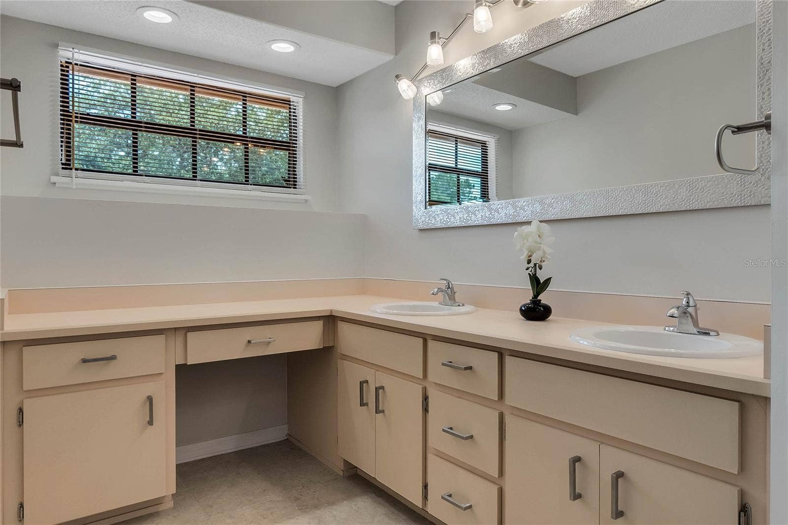 8235 AMBROSE COVE WAY, Orlando, FL 32819 Spacious double vanity in the primary bathroom