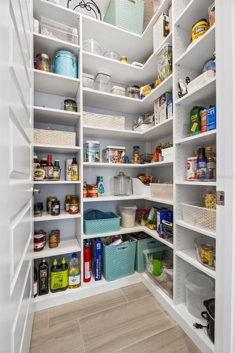 10048 BEACH PORT DRIVE, Winter Garden, FL 34787 Custom Pantry