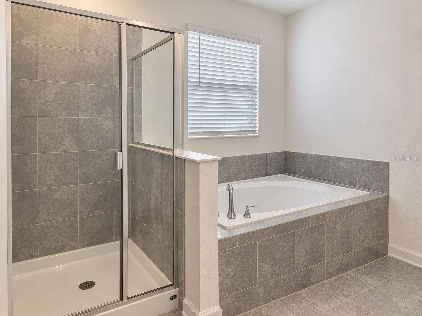 148 ACES HIGH LANE, Davenport, FL 33896 Primary Bathroom Tub and Shower