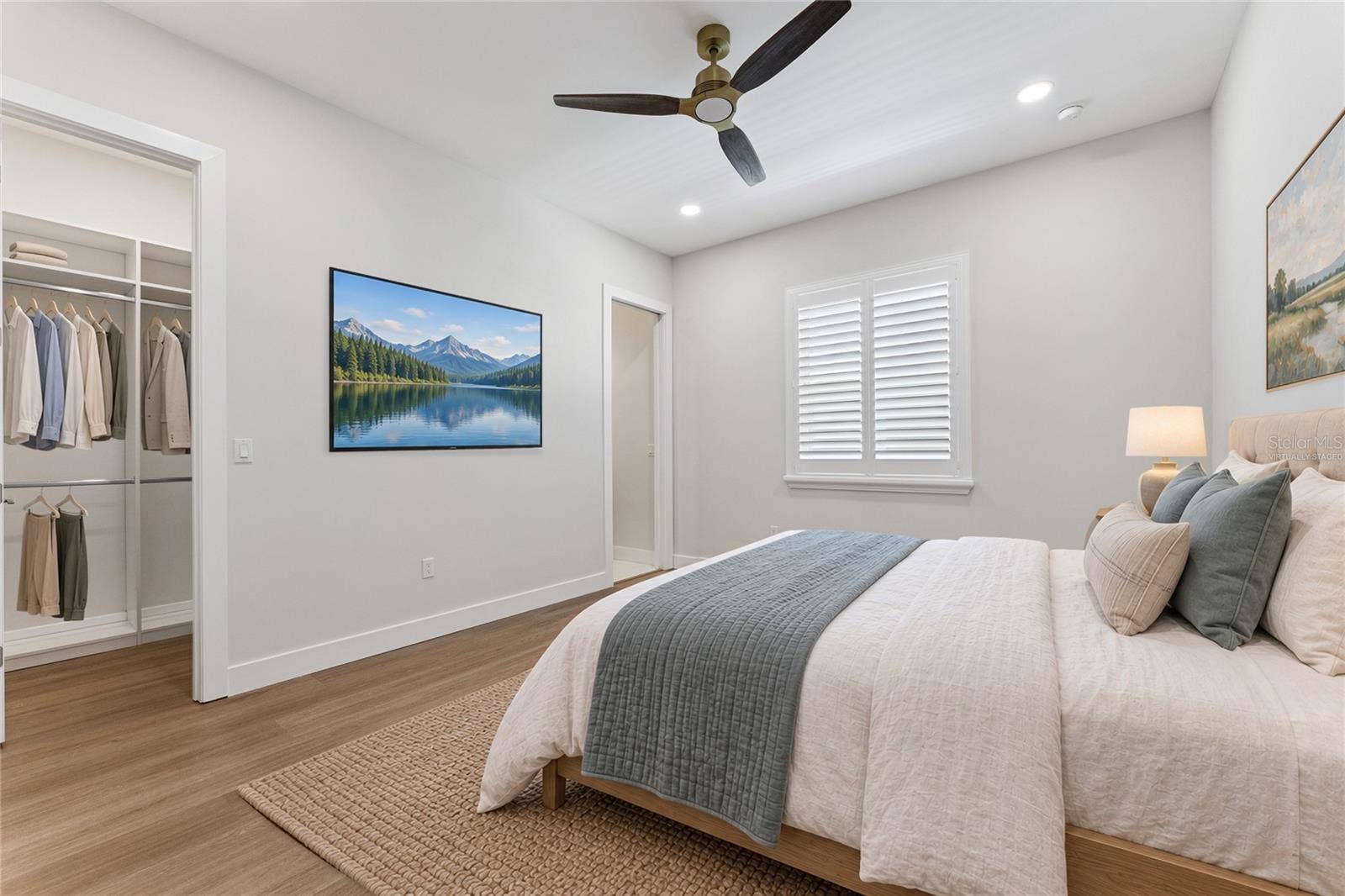3456 FAIRWAY LANE, Orlando, FL 32804 Virtually Staged - Upstairs bedroom with bathroom