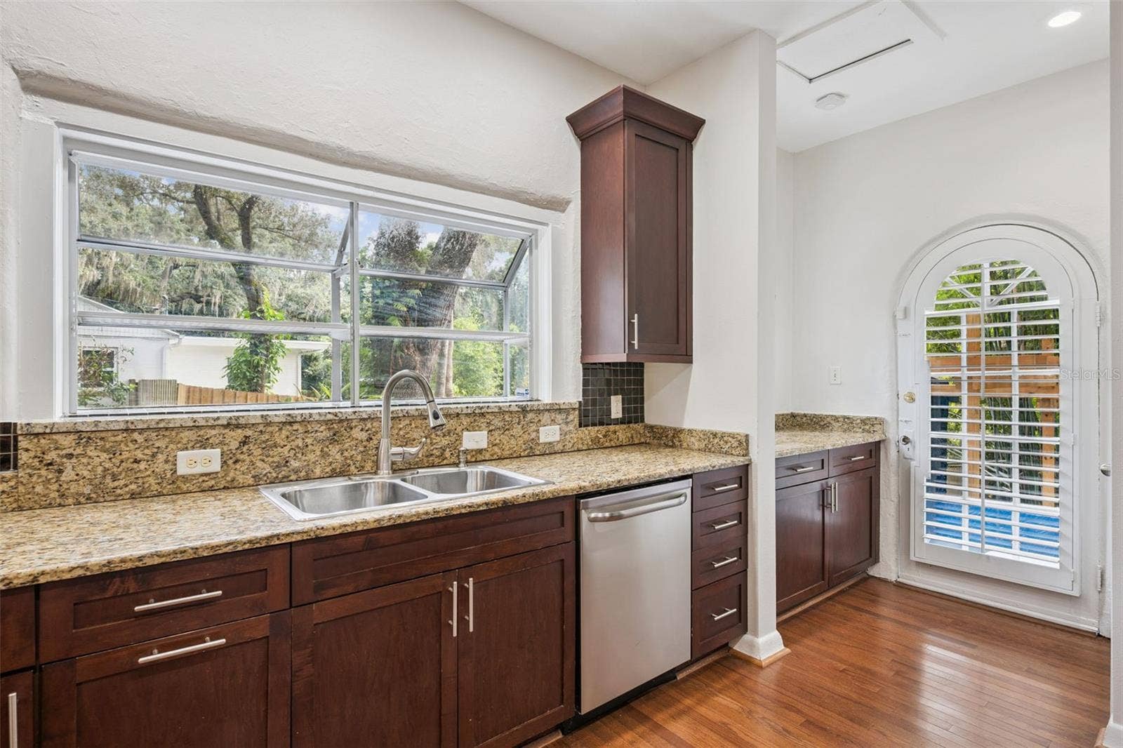 215 S LAWSONA BOULEVARD, Orlando, FL 32801 Kitchen