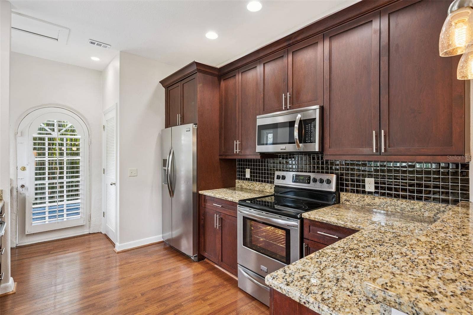 215 S LAWSONA BOULEVARD, Orlando, FL 32801 Kitchen