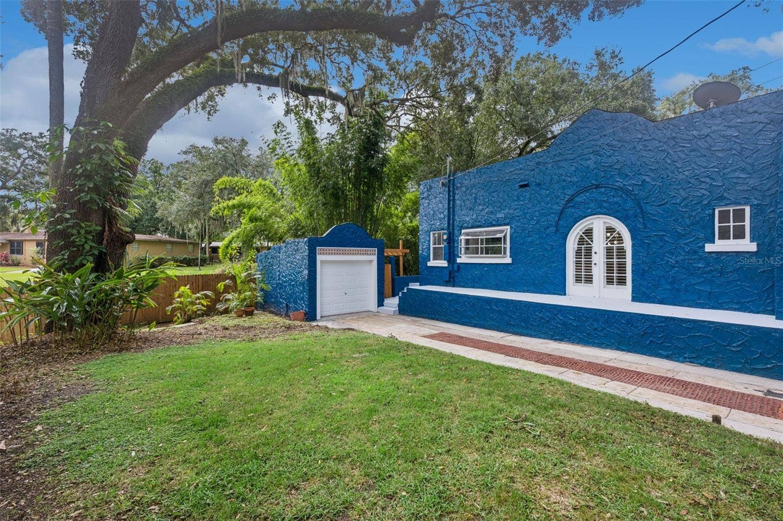 215 S LAWSONA BOULEVARD, Orlando, FL 32801 Side Exterior and view of lawn