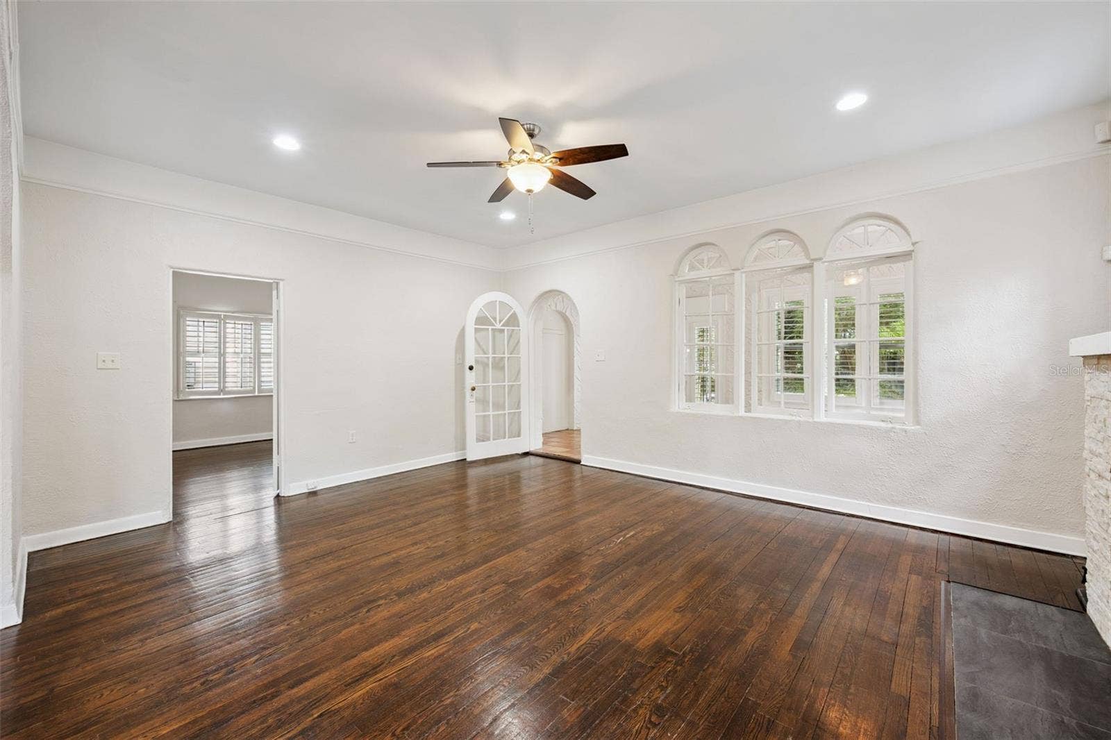 215 S LAWSONA BOULEVARD, Orlando, FL 32801 Living Room view towards Florida Room and entry