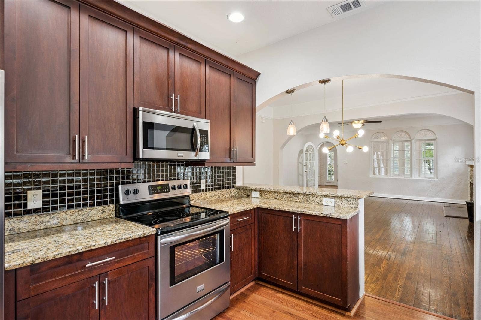 215 S LAWSONA BOULEVARD, Orlando, FL 32801 Kitchen