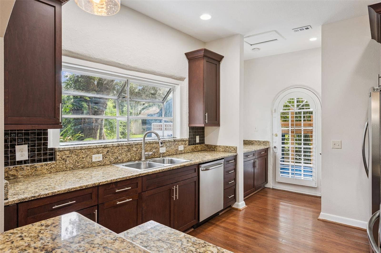 215 S LAWSONA BOULEVARD, Orlando, FL 32801 Kitchen