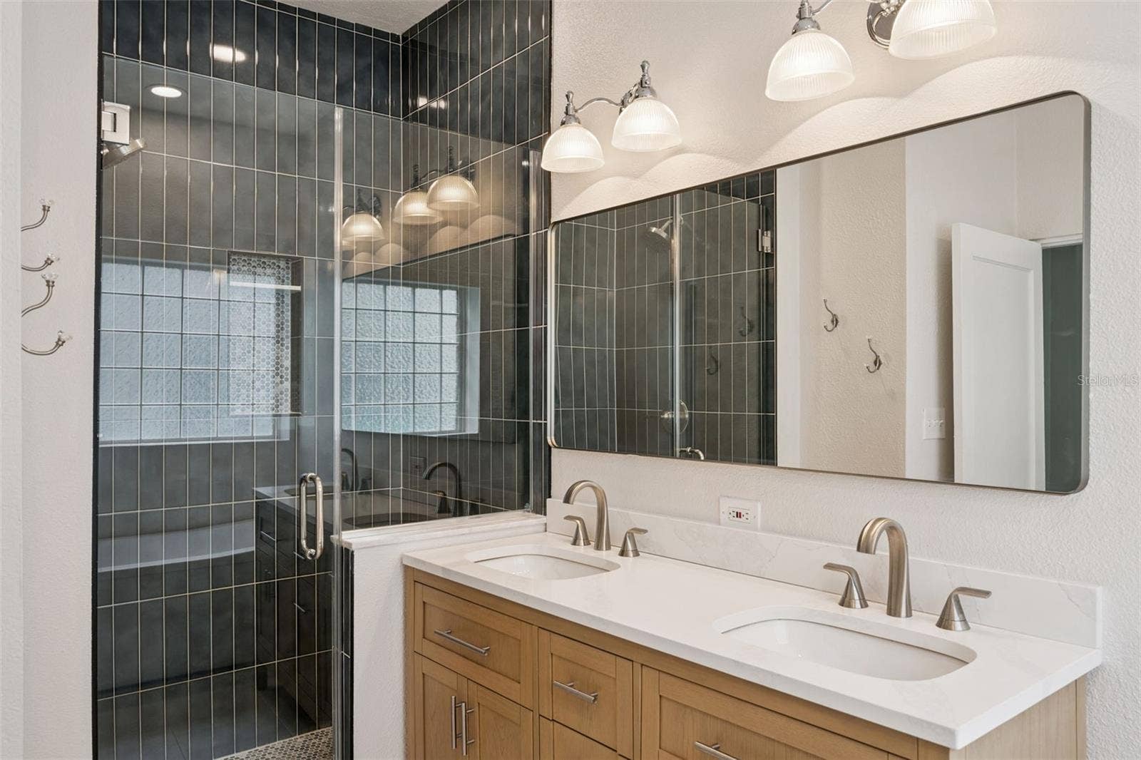 215 S LAWSONA BOULEVARD, Orlando, FL 32801 Primary En Suite Bathroom