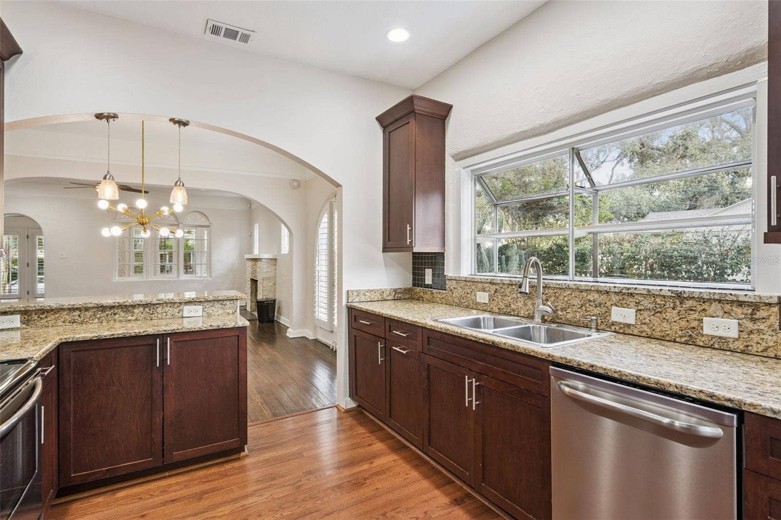 215 S LAWSONA BOULEVARD, Orlando, FL 32801 Kitchen