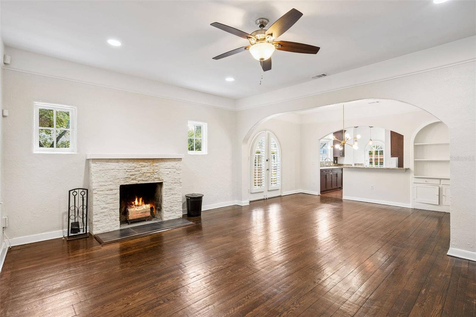 215 S LAWSONA BOULEVARD, Orlando, FL 32801 Living Room view towards kitchen