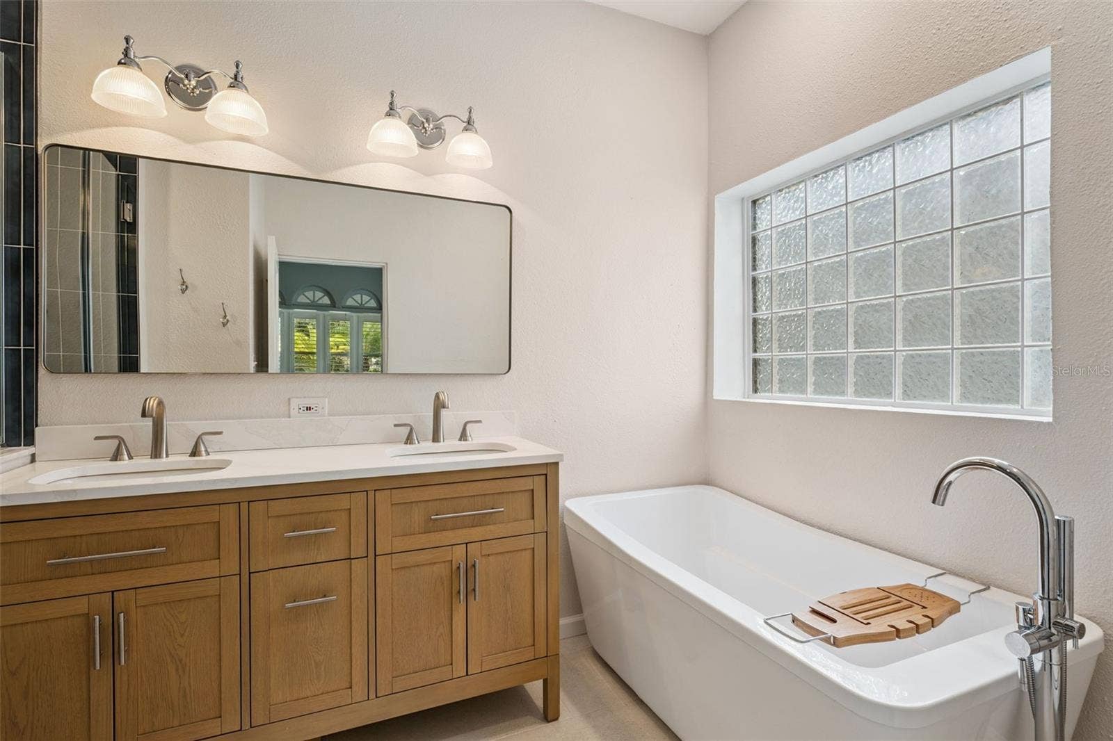 215 S LAWSONA BOULEVARD, Orlando, FL 32801 Primary En Suite Bathroom