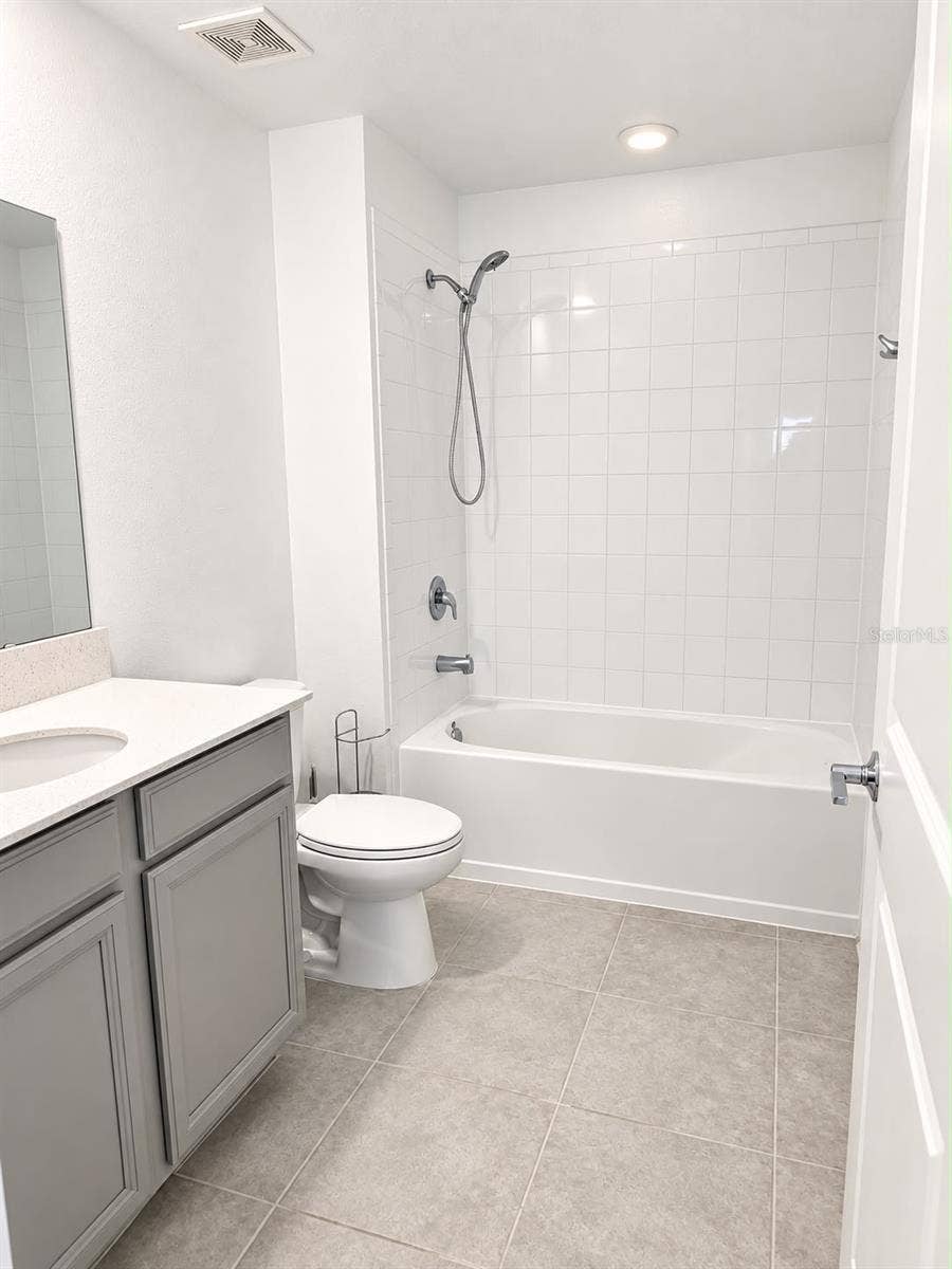 285 PINEYWOODS STREET, St Cloud, FL 34772 Bathroom Tub and Shower