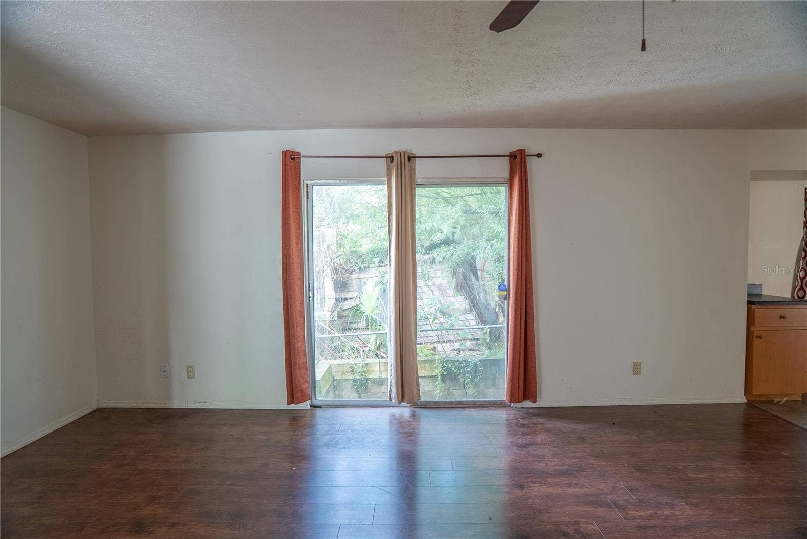 Living Room, Sliding doors inooperable do not open