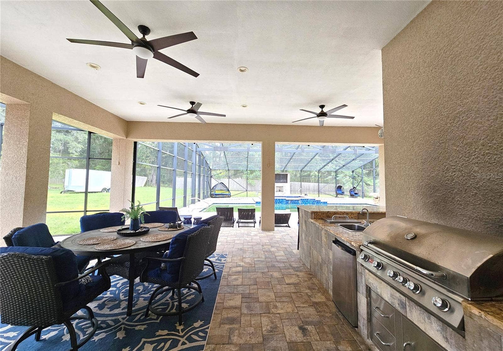 outdoor kitchen