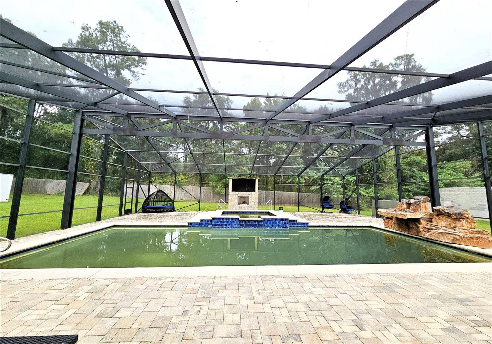 pool_jacuzzi_water feature_flatscreen tv_ fireplace