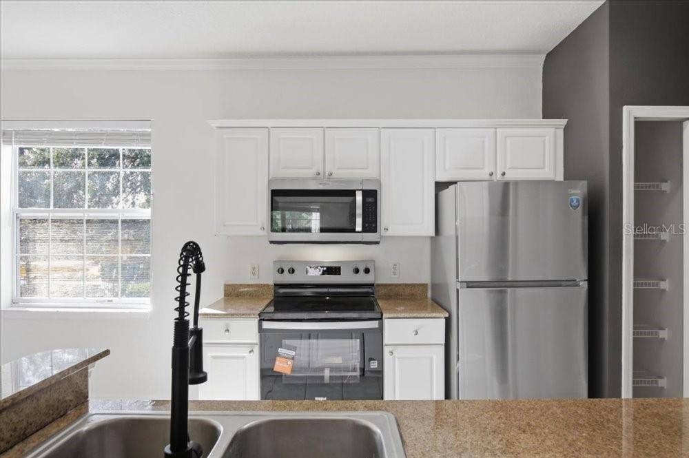 341 SOUTHERN PECAN CIRCLE, #202, Winter Garden, FL 34787 Kitchen (cabinets and appliances)
