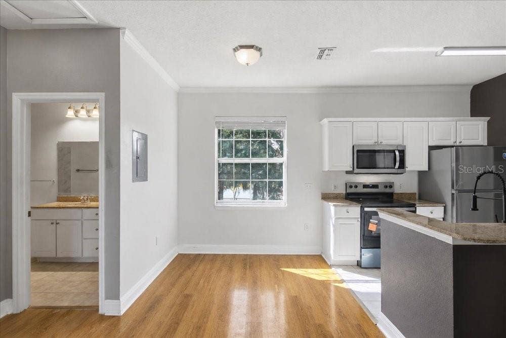 341 SOUTHERN PECAN CIRCLE, #202, Winter Garden, FL 34787 Dinning space and Kitchen