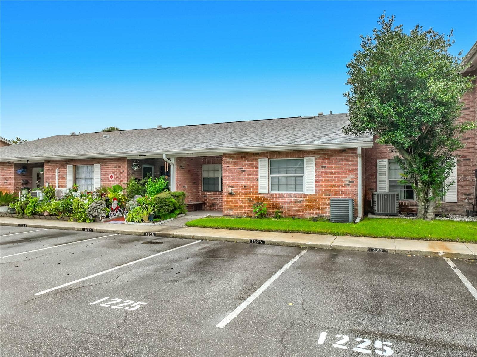 1225 CARRIAGE LANE, #1, Orlando, FL 32807 Welcome to 1225 Carriage Ln in the conveniently located Candlewyck East community.