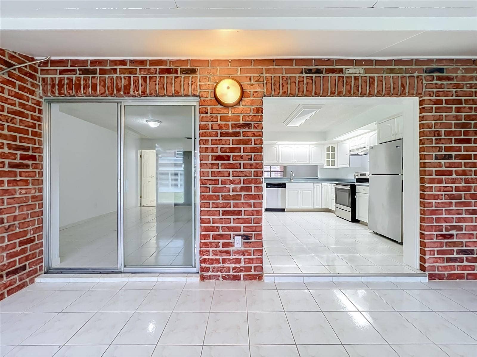 1225 CARRIAGE LANE, #1, Orlando, FL 32807 Florida room connects conveniently to the main living area and kitchen.