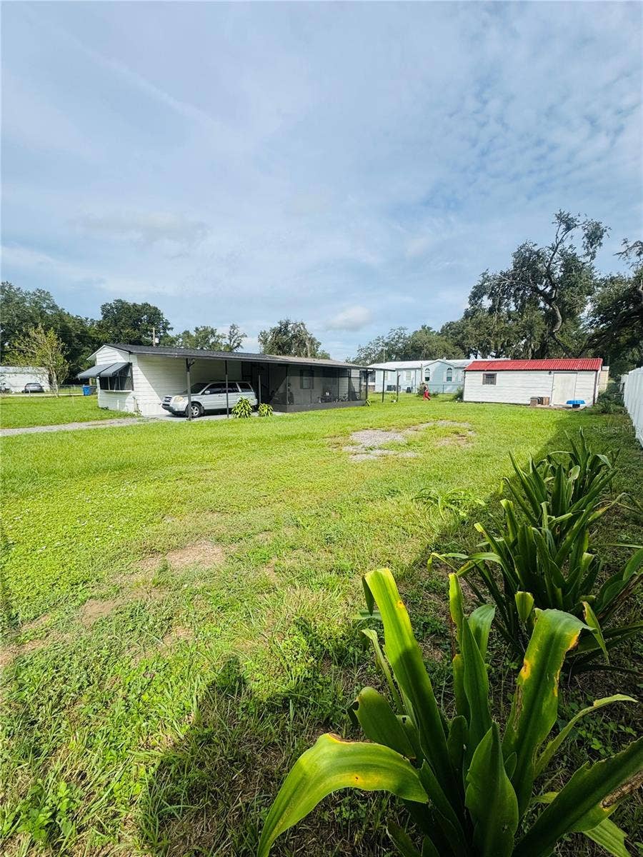 1013 LIANNE PLACE, Seffner, FL 33584 side yard