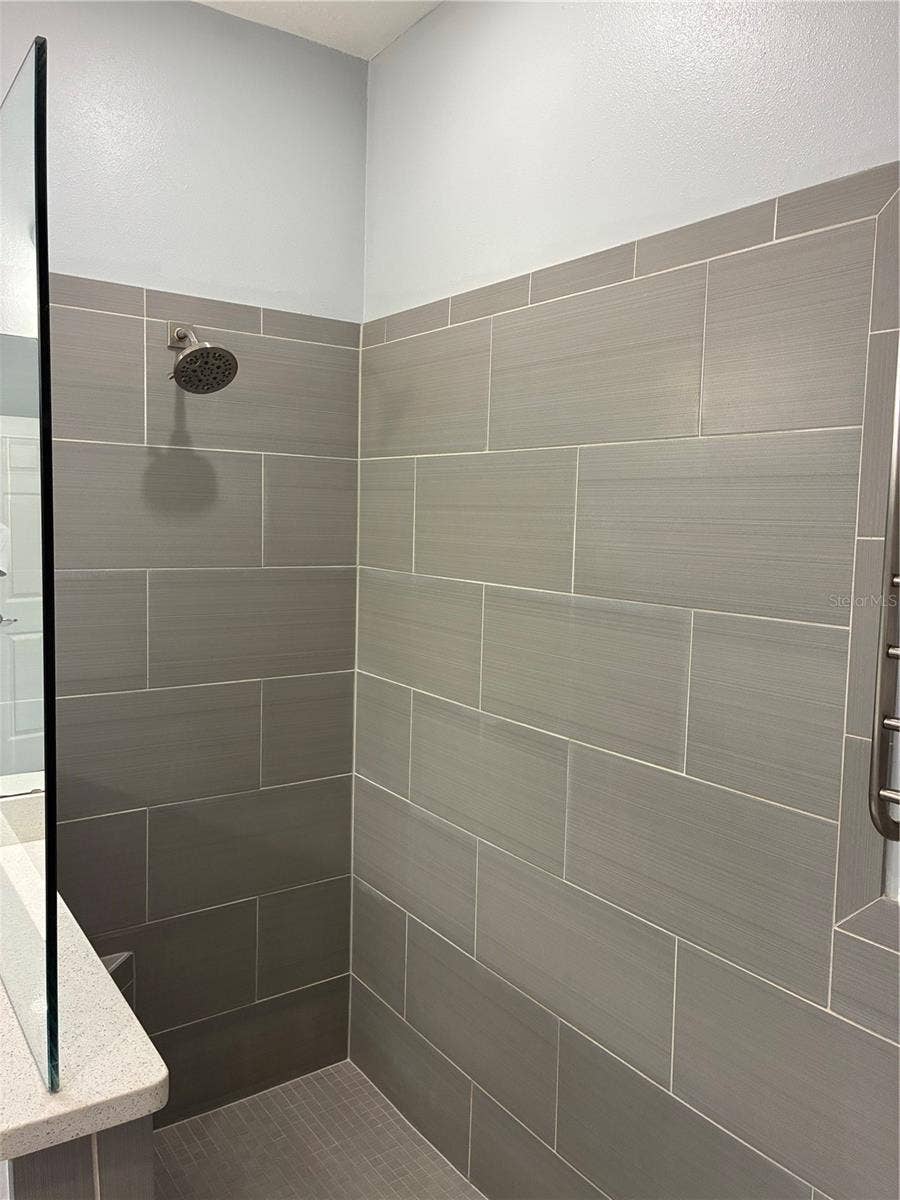 14212 SUNRIVER AVENUE, Orlando, FL 32828 Master shower