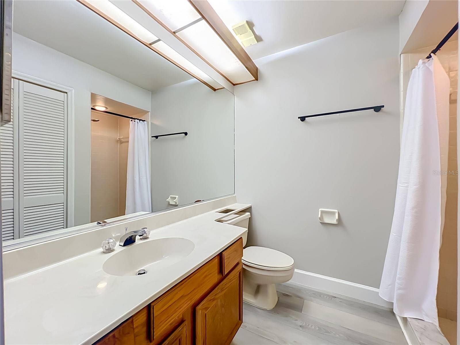 1275 SAINT TROPEZ CIRCLE, #1275, Orlando, FL 32806 Guest Bathroom/Shower