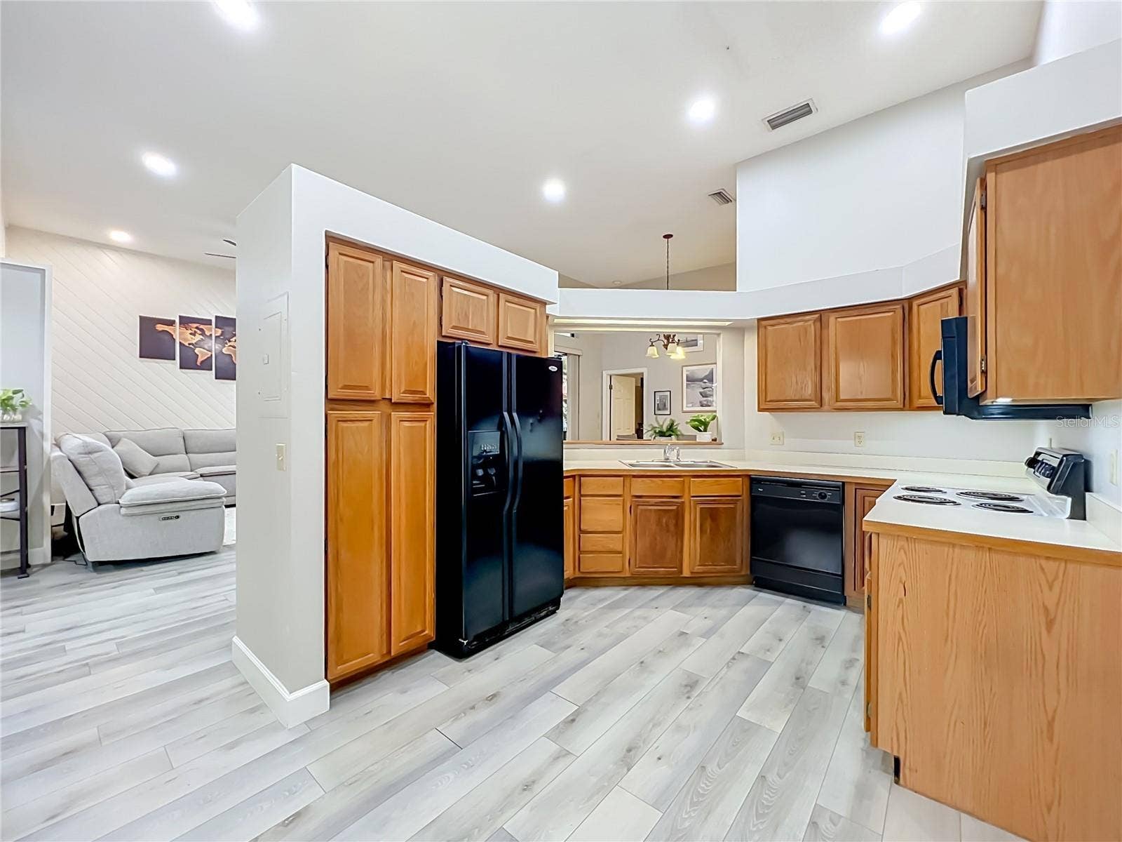 1275 SAINT TROPEZ CIRCLE, #1275, Orlando, FL 32806 Kitchen